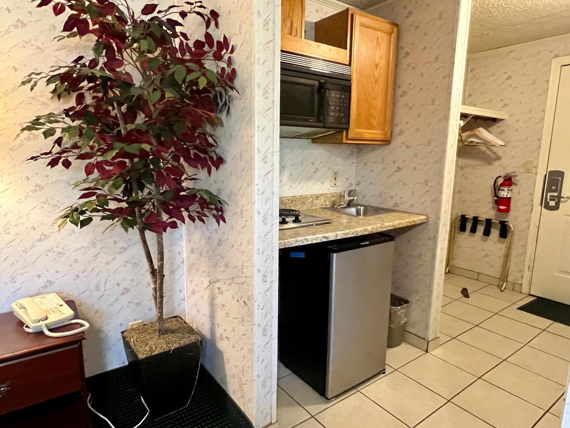 Rodeway Inn & Suites Brunswick Near Hwy 1 Екстериор снимка