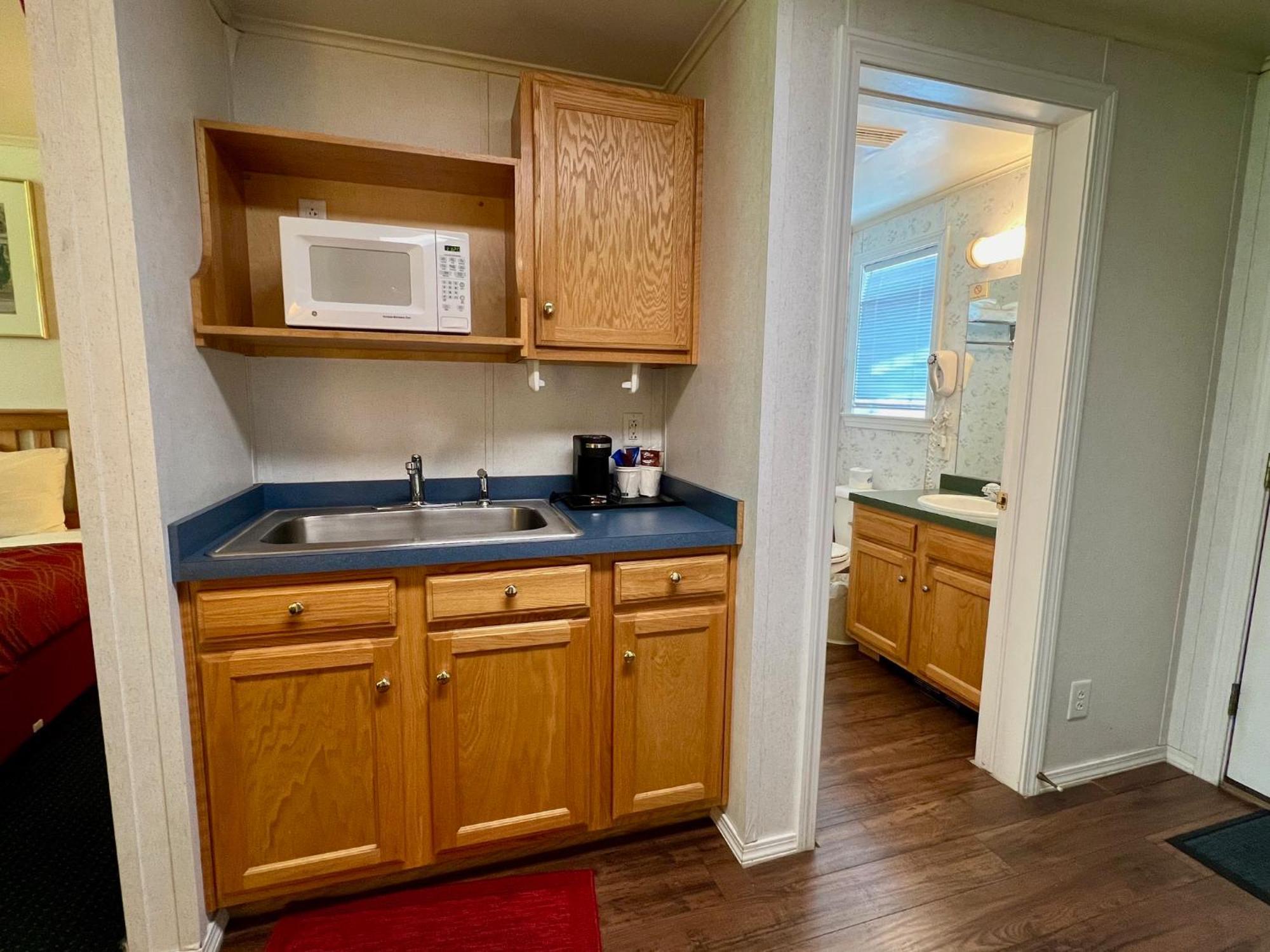 Rodeway Inn & Suites Brunswick Near Hwy 1 Екстериор снимка